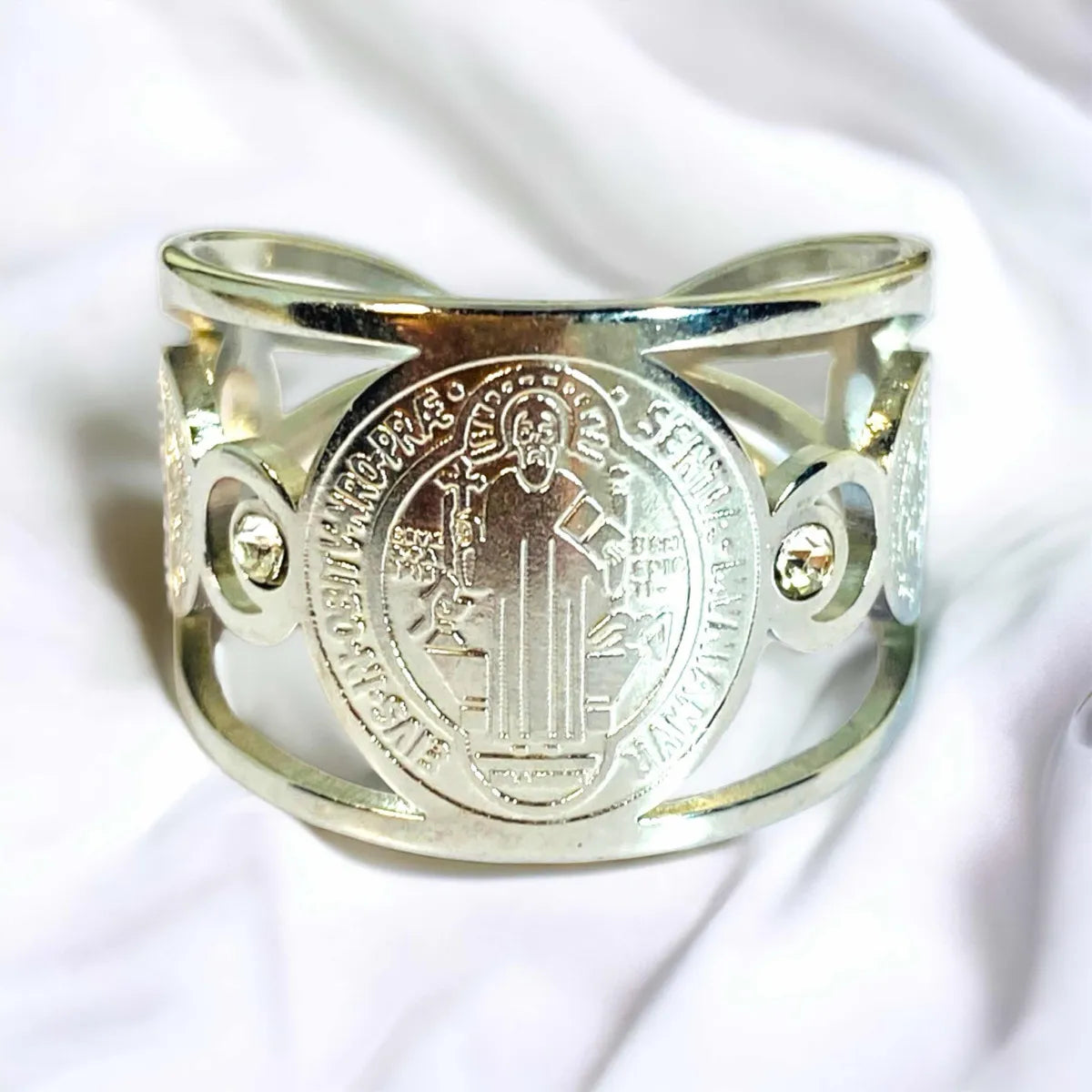 Anillo de San Benito – Un Escudo Espiritual que te Acompaña Cada Día